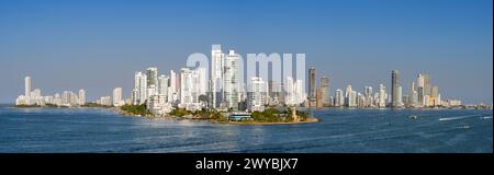 Cartagena, Colombia - 24 gennaio 2024: Vista panoramica dei nuovi appartamenti sul lungomare intorno alla baia della città Foto Stock