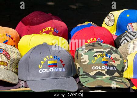 Cartagena, Colombia - 22 gennaio 2024: Selezione di cappellini da baseball colorati in vendita in Colombia Foto Stock