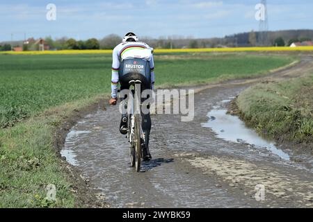 Francia. 5 aprile 2024. © PHOTOPQR/VOIX DU NORD/STEPHANE MORTAGNE ; 05/04/2024 ; Haveluy, le 05/04/2023, Reconnaissance du parcours de Paris Roubaix par les coureurs Mathieu VAN DER POEL FOTO STEPHANE MORTAGNE LA VOIX DU NORD ricognizione della pista in vista della gara ciclistica Parigi-Roubaix di quest'anno, venerdì 05 aprile 2024, nei dintorni di Roubaix, Francia. Crediti: MAXPPP/Alamy Live News Foto Stock
