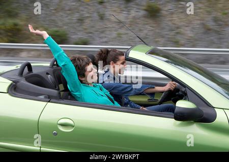 Due giovani donne in macchina. Foto Stock