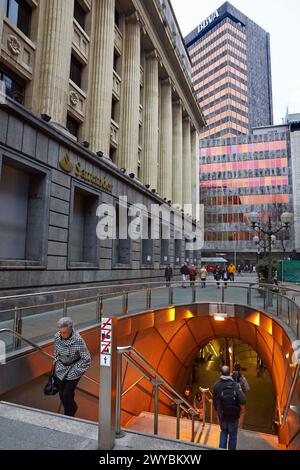 La stazione della metropolitana, BBVA Bank Building, Bilbao, Bizkaia, Paesi Baschi, Spagna. Foto Stock