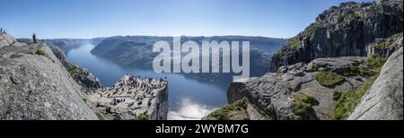 Preikestolen o Prekestolen, è una famosa attrazione turistica in Norvegia. Si compone di una ripida scogliera che si innalza per 604 metri (1982 piedi) sopra il Lysefjord Foto Stock