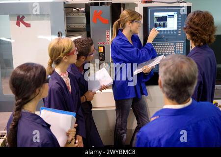 Politecnico, Università dei Paesi Baschi, Donostia, Gipuzkoa, Paesi Baschi. Studenti, laboratorio di macchine utensili, reparto di ingegneria meccanica. Foto Stock