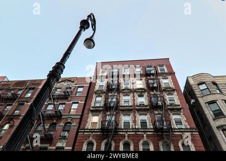 dettaglio tipico dell'edificio di appartamenti del lato inferiore est (abitazione con protezione antincendio, finestre, lampione) (mattoni rossi) Foto Stock