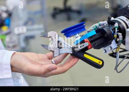 Uso di robotica flessibile nei processi di produzione industriale, robot mobile, unità di produzione avanzata, Technology Centre, Tecnalia Research & Innovation, Donostia, San Sebastian, Gipuzkoa, Paesi Baschi, Spagna. Foto Stock