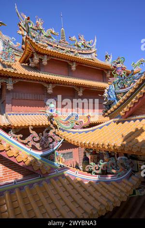 Maestosa statua del drago in cima al tetto di un tempio Foto Stock