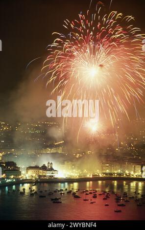 Fuochi d'artificio sulla baia di la Concha, San Sebastián. Guipúzcoa, Euskadi, Spagna. Foto Stock