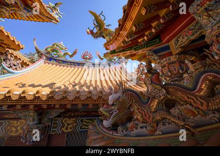 Maestosa statua del drago in cima al tetto di un tempio Foto Stock