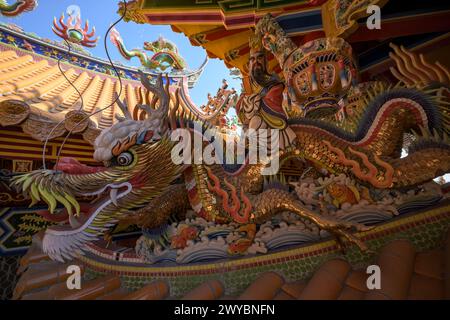 Maestosa statua del drago in cima al tetto di un tempio Foto Stock