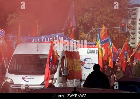 Milano 24-11-2023, Manifestazione, Corteo, Sciopero generale, FIOM, Sindacati sinistra Italiana, Fondazione Comunista, corteo dimostrativo politico, sciopero generale la foto può essere utilizzata in armonia con il contesto. Foto Stock