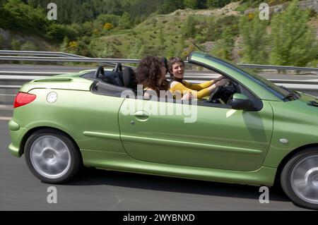 Due giovani donne in macchina. Foto Stock