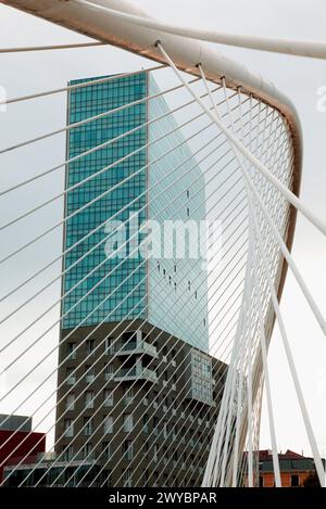 Ponte pedonale Zubizuri di Santiago Calatrava e Isozaki Atea torri gemelle, Bilbao, Bizkaia, Euskadi, Spagna. Foto Stock