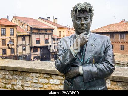 Statua di Ken Follet che guarda la cattedrale di Santa Maria. Vitoria-Gasteiz, Álava, Paesi Baschi, Spagna, Europa. Foto Stock