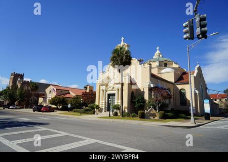 Christ Church, all'angolo soleggiato di e Wright St & N Palafox St, Pensacola, sotto cieli azzurri, 8 novembre 2023. Foto Stock