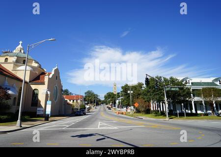 Vista panoramica su e Wright St & N Palafox St con la storica architettura della chiesa sotto il cielo limpido, Pensacola, 8 novembre 2023. Foto Stock