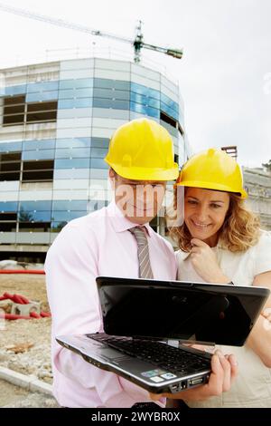 Architetto e client con tablet PC in cantiere. Foto Stock