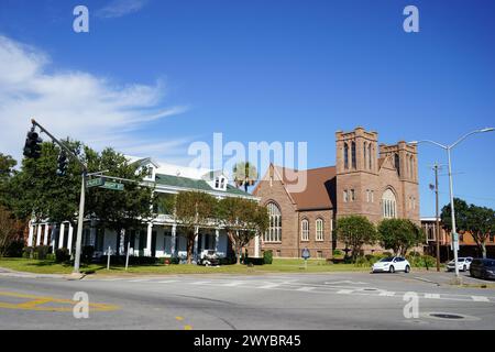 Vista all'angolo tra e Wright St e N Palafox St, con architettura storica a Pensacola, Florida, 8 novembre 2023. Foto Stock