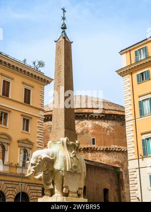 "Il Pulcino della Minerva" una scultura di un elefante che porta un obelisco di Bernini in piazza della Minerva - Roma, Italia Foto Stock