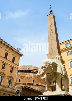 "Il Pulcino della Minerva" una scultura di un elefante che porta un obelisco di Bernini in piazza della Minerva - Roma, Italia Foto Stock
