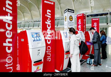 Il check-in automatico. Aeroporto Loiu, da Santiago Calatrava. Bilbao. Euskadi. Spagna. Foto Stock