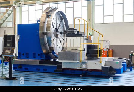 Centro di lavoro, CNC, tornio orizzontale e fresatura. Progettazione, produzione e installazione di macchine utensili, industria metallurgica, officina meccanica,. Foto Stock