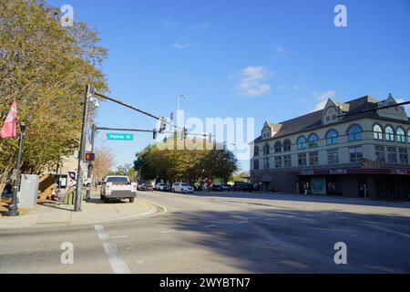 Centro di Pensacola in W Garden St & N Palafox St, con un cielo azzurro e limpido in un luminoso 8 novembre 2023. Foto Stock