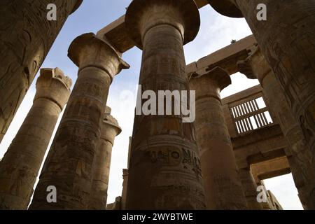 L'antica storia egizia. Il complesso del Tempio di Karnak, comunemente noto come Karnak, comprende un vasto mix di templi, piloni, cappelle e altri edifici Foto Stock