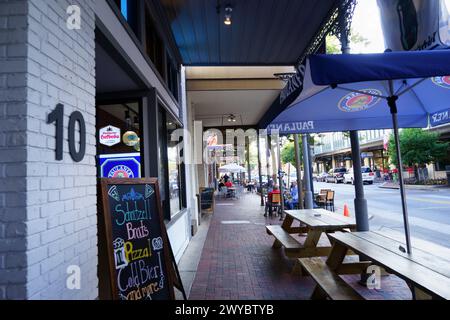 Accogliente ristorante all'aperto sul Palafox Place, atmosfera invitante a Pensacola, Florida, l'8 novembre 2023. Foto Stock