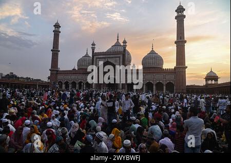 Nuova Delhi, Delhi, India. 5 aprile 2024. I devoti musulmani si riuniscono a Jama Masjid prima di rompere il digiuno e consumare i pasti l'ultimo venerdì del mese sacro di digiuno del Ramadan, noto anche come Jumat-ul-Vida, nei vecchi quartieri di nuova Delhi, India, il 5 aprile 2024. (Credit Image: © Kabir Jhangiani/ZUMA Press Wire) SOLO PER USO EDITORIALE! Non per USO commerciale! Crediti: ZUMA Press, Inc./Alamy Live News Foto Stock