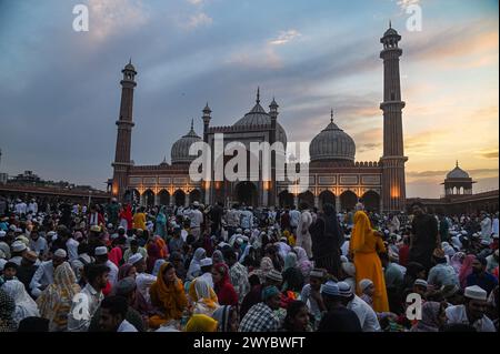 Nuova Delhi, Delhi, India. 5 aprile 2024. I devoti musulmani si riuniscono a Jama Masjid prima di rompere il digiuno e consumare i pasti l'ultimo venerdì del mese sacro di digiuno del Ramadan, noto anche come Jumat-ul-Vida, nei vecchi quartieri di nuova Delhi, India, il 5 aprile 2024. (Credit Image: © Kabir Jhangiani/ZUMA Press Wire) SOLO PER USO EDITORIALE! Non per USO commerciale! Crediti: ZUMA Press, Inc./Alamy Live News Foto Stock