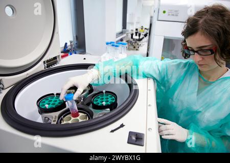 Centrifuga, unità di coltura cellulare, ricerca in Oncologia e Medicina rigenerativa, Biodonostia Health and Biomedicine Research Institute, San Sebastian, Donostia, Gipuzkoa, Euskadi, Spagna. Foto Stock