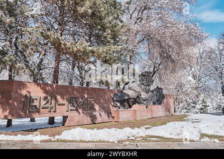 Almaty, Kazakistan - 15 marzo 2024: Memoriale della Gloria nel parco intitolato a 28 guardiani Panfilov, 1975. Parte destra del trittico proat, composizione Trumpet Foto Stock