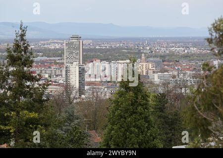 Mulhouse, Francia. 5 aprile 2024. © PHOTOPQR/l'ALSACE/Roméo BOETZLÉ ; Mulhouse ; 05/04/2024 ; Point de vue de Mulhouse et de la Tour de l'Europe depuis la Tour du Belvédère le 5 avril 2024. Heatwave per la primavera in Francia, il 5 aprile 2024 Credit: MAXPPP/Alamy Live News Foto Stock