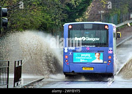 Glasgow, Scozia, Regno Unito. 5 aprile 2024: Regno Unito Meteo: La tempesta Kathleen ha salutato i Glaswegiani con forti piogge che danno visibilità limitata sotto il cielo nuvoloso sulla grande strada occidentale la strada A82 per gli altopiani occidentali della città. Credit Gerard Ferry/Alamy Live News Foto Stock