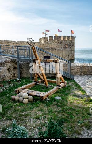 Antica replica medievale di catapulta e palle di cannone presso la fortezza Golubac in Serbia. Europa. Foto Stock