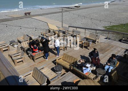 Cayeux Sur Mer, Francia. 5 aprile 2024. © PHOTOPQR/LE COURRIER PICARD/Fred HASLIN ; Cayeux sur Mer ; 05/04/2024 ; 05/04/24 debutto de la saison estivale sur la cote picarde Cayeux sur Mer le bar de plage au Mouton Phare Photo Fred Haslin Francia, aprile 2024 inizio della stagione turistica sulla costa, in Piccardia credito: MAXPPP/Alamy Live News Foto Stock