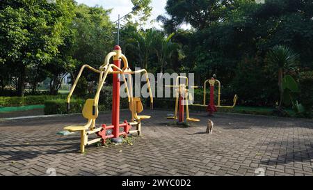 Attrezzature sportive pubbliche nel Singha Park Malang che possono essere utilizzate dal pubblico per il fitness gratuito Foto Stock