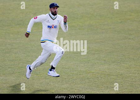 Shan Masood dello Yorkshire schierò durante il primo giorno del Vitality County Championship match a Headingley, Leeds. Data foto: Venerdì 5 aprile 2024. Foto Stock