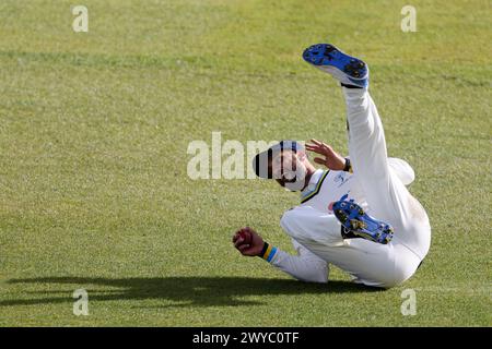 Shan Masood dello Yorkshire schierò durante il primo giorno del Vitality County Championship match a Headingley, Leeds. Data foto: Venerdì 5 aprile 2024. Foto Stock