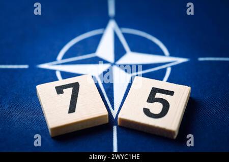 NATO-Fahne mit der Zahl 75, Symbolfoto Gründung der NATO vor 75 Jahren *** bandiera NATO con il numero 75, foto simbolica della fondazione della NATO 75 anni fa Foto Stock