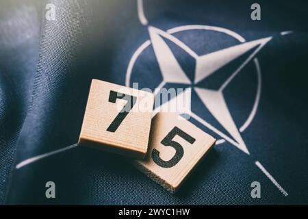 NATO-Fahne mit der Zahl 75, Symbolfoto Gründung der NATO vor 75 Jahren *** bandiera NATO con il numero 75, foto simbolica della fondazione della NATO 75 anni fa Foto Stock