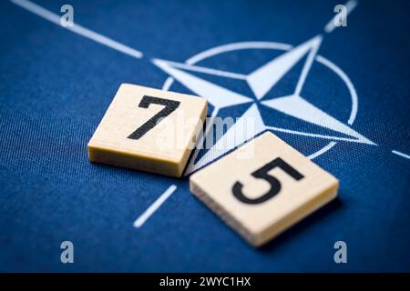 NATO-Fahne mit der Zahl 75, Symbolfoto Gründung der NATO vor 75 Jahren *** bandiera NATO con il numero 75, foto simbolica della fondazione della NATO 75 anni fa Foto Stock