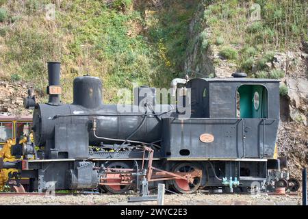 Peso da Regua, Vila Real, Portogallo; 27 marzo 2022; stazione ferroviaria nella città di peso da Régua nella regione del Douro del Portogallo, vecchia locomotiva a vapore Foto Stock