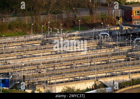 Impianto di depurazione di Duisburg-Huckingen, edifici residenziali nel distretto di Huckingen, NRW, Germania, Foto Stock