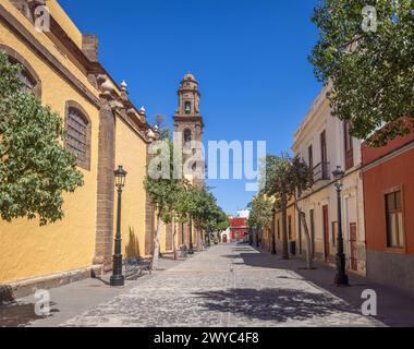 La città vecchia di Galdar, nel nord dell'isola di Grand Canary, Isole Canarie, Spagna. La torre della chiesa (Parroquia) de Santiago Apóstol. Foto Stock