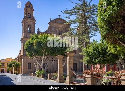 La città vecchia di Galdar, nel nord dell'isola di Grand Canary, Isole Canarie, Spagna. La chiesa (Parroquia) de Santiago Apóstol con piazza della città Plaza d Foto Stock