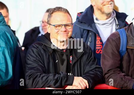 AESSEAL New York Stadium, Rotherham, Inghilterra - 5 aprile 2024 Un fan di Rotherham in attesa che la squadra arrivi - prima della partita Rotherham United contro Plymouth Argyle, Sky Bet Championship, 2023/24, AESSEAL New York Stadium, Rotherham, Inghilterra - 5 aprile 2024 crediti: Arthur Haigh/WhiteRosePhotos/Alamy Live News Foto Stock