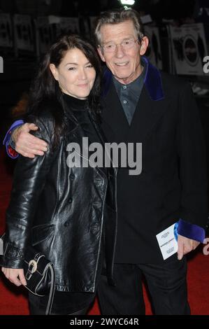 John Hurt, ,Anwen Rees-Myers, Harry Brown Premiere, Londra, Regno Unito Foto Stock