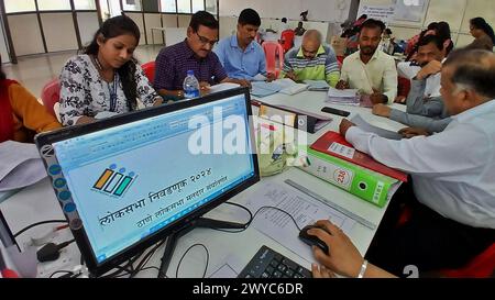 Thane, India. 5 aprile 2024. THANE, INDIA - 4 APRILE: Il funzionario elettorale fa il lavoro per le prossime elezioni di Lok Sabha a Niyojan Bhawan nell'ufficio di Thane Collector il 4 aprile 2024 a Thane, India. (Foto di Praful Gangurde/Hindustan Times/Sipa USA) credito: SIPA USA/Alamy Live News Foto Stock