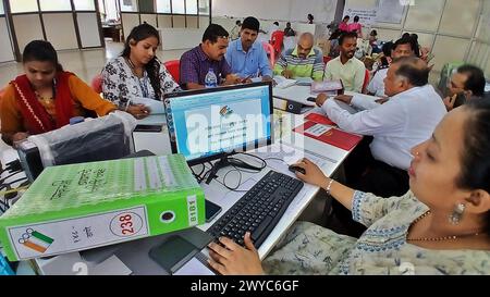 Thane, India. 5 aprile 2024. THANE, INDIA - 4 APRILE: Il funzionario elettorale fa il lavoro per le prossime elezioni di Lok Sabha a Niyojan Bhawan nell'ufficio di Thane Collector il 4 aprile 2024 a Thane, India. (Foto di Praful Gangurde/Hindustan Times/Sipa USA) credito: SIPA USA/Alamy Live News Foto Stock